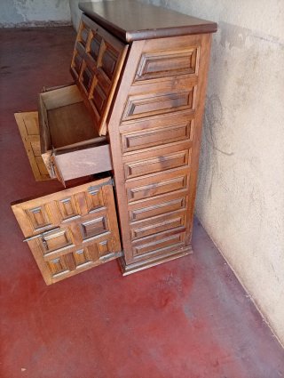 Mueble antiguo de madera