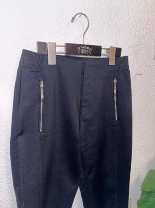 Pantalón pitillo negro elegante con cremalleras