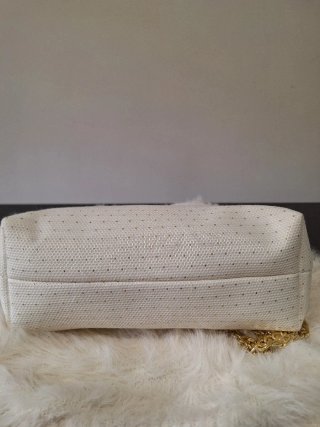 Bolso de fiesta beige con cadena dorada