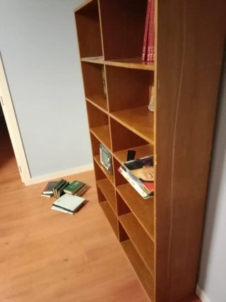 Estantería de madera para libros