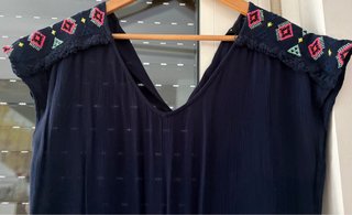 Mono de verano azul con bordado