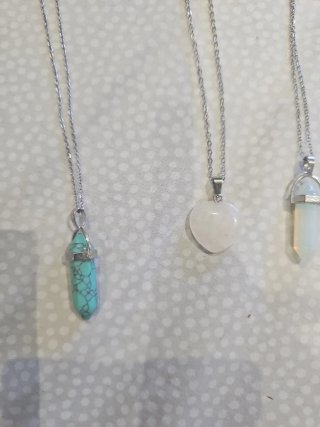 Collares con colgantes de cristal