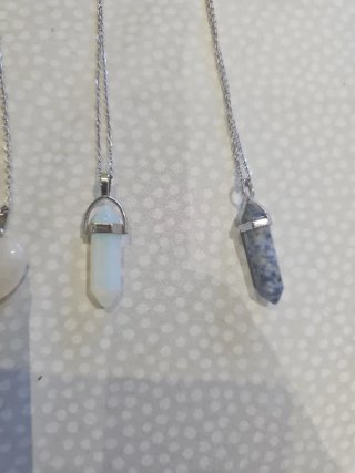 Collares con colgantes de cristal