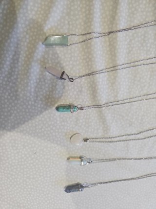 Collares con colgantes de cristal