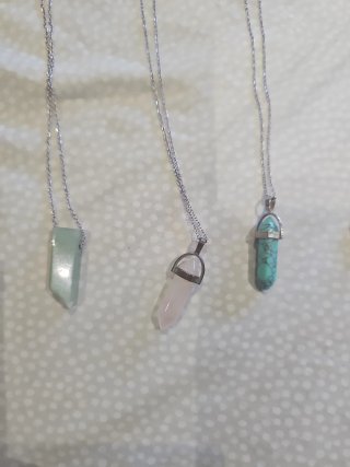 Collares con colgantes de cristal