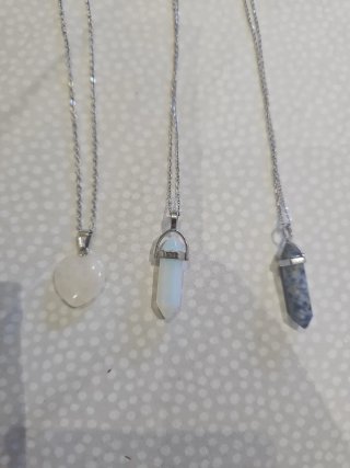 Collares con colgantes de cristal