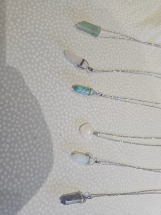 Collares con colgantes de cristal