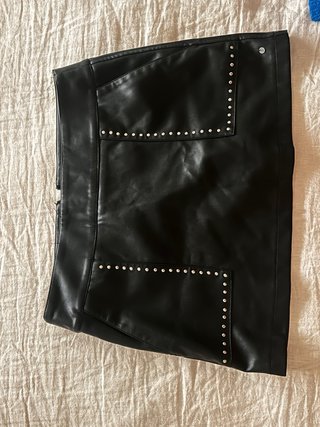 Falda cuero negra tachuelas