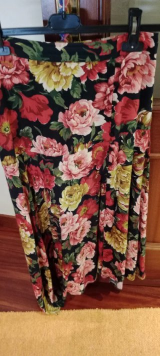 Falda asimétrica floral negra
