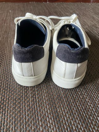 Zapatillas deportivas blancas y azul marino