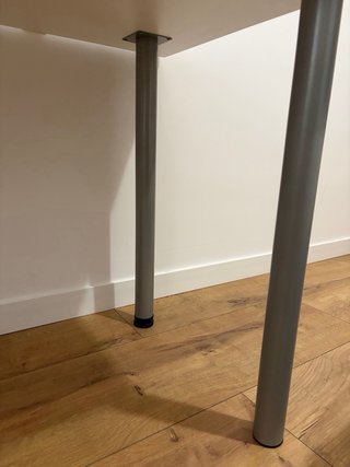 Escritorio blanco y gris