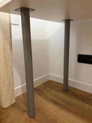 Escritorio blanco y gris