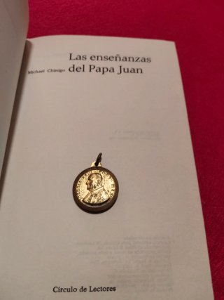Reliquia Ex Indumentis Juan XXIII + Libro