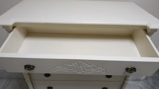 Cómoda blanca de madera