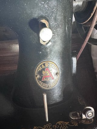 Máquina de coser Alfa antigua con mueble