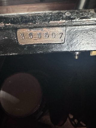 Máquina de coser Alfa antigua con mueble