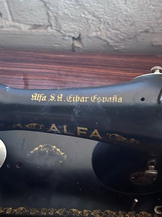 Máquina de coser Alfa antigua con mueble