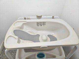 Bañera con cambiador acolchado para bebés