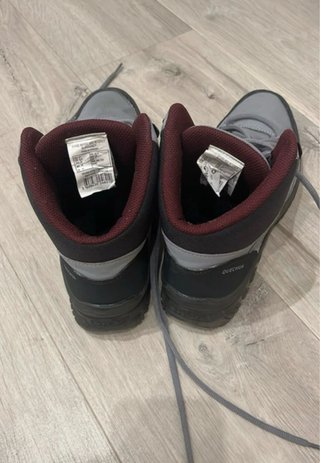 Botas de montaña Quechua grises y rojas