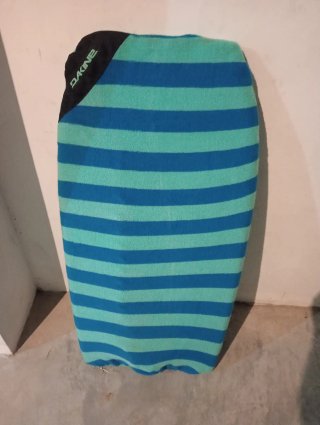 Bodyboard negro con leash,aletas y funda