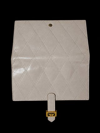 GIVENCHY 4G Cartera de piel beige con logo dorado.