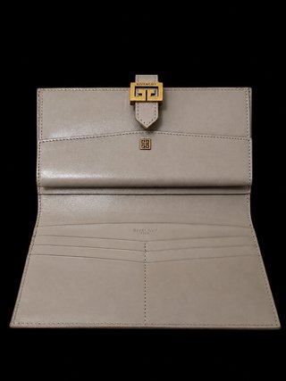 GIVENCHY 4G Cartera de piel beige con logo dorado.
