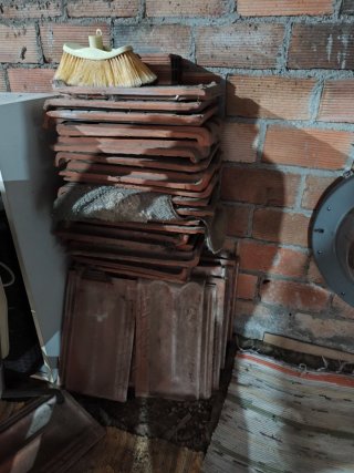 Tejas de barro y ladrillos