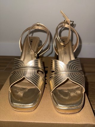 Zapatos de tacón dorados, marca Krack, Talla 38
