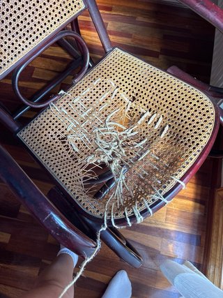 Mecedora antigua de madera y ratán Asiento roto