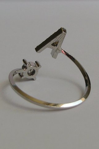 Anillo de letra A