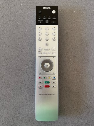 Loewe Blu-ray 3D BluTechVision con mando.