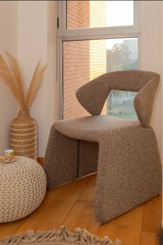Butaca tapizada beige moderna