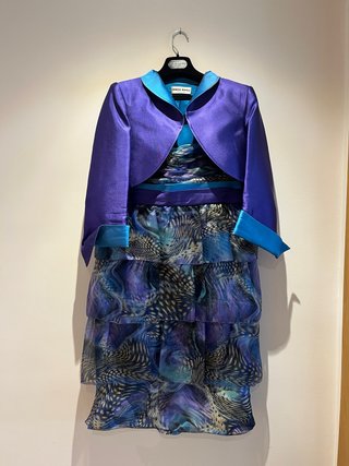 Vestido de fiesta morado y azul con complementos.