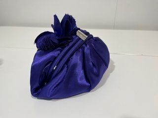 Vestido de fiesta morado y azul con complementos.