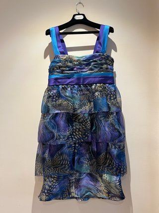Vestido de fiesta morado y azul con complementos.