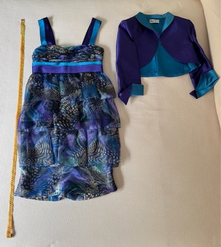 Vestido de fiesta morado y azul con complementos.