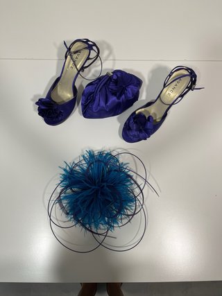 Vestido de fiesta morado y azul con complementos.