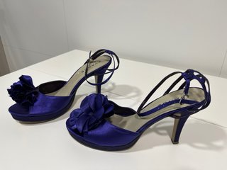 Vestido de fiesta morado y azul con complementos.