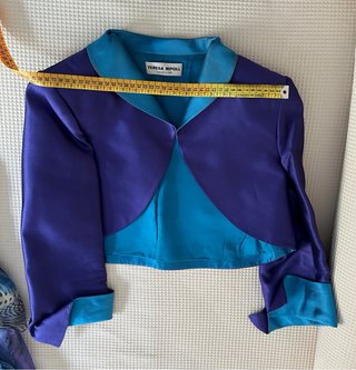 Vestido de fiesta morado y azul con complementos.