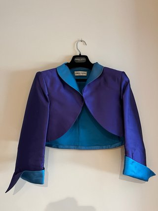 Vestido de fiesta morado y azul con complementos.