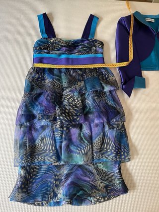 Vestido de fiesta morado y azul con complementos.