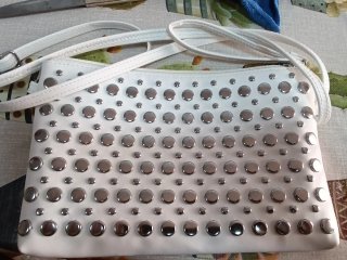 Bolso blanco con tachuelas plateadas