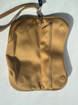 Bolso y zapatos dorados a juego