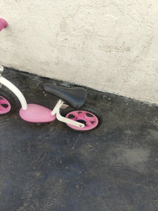Bicicleta infantil rosa y blanca