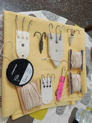 Accesorios pesca pulpo: carrete, sedal, anzuelos