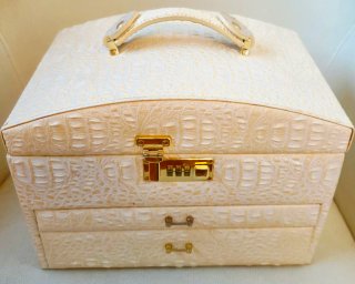 Joyero Beige con Cerradura de Combinación.