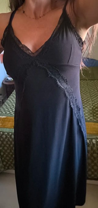 Vestido lencero negro con encaje
