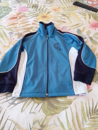 Chaqueta deportiva azul y blanca