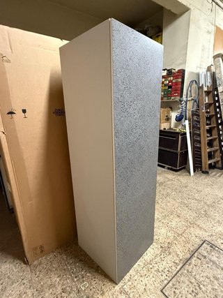 Armario gris con puertas