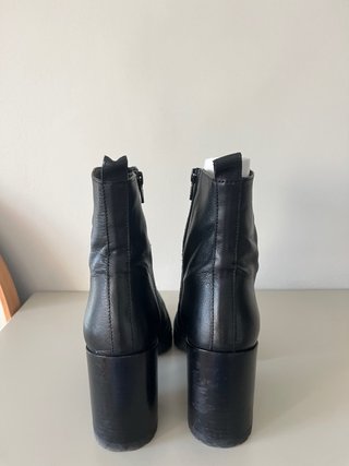 Botas negras con plataforma y tacón
